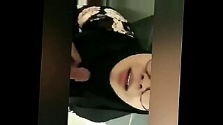 indonesian with hijab receiving cumshot