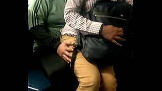 rica panocha en el metro con leggins cafe