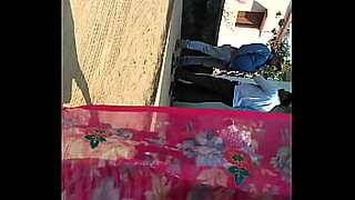 my neighbour bhabhi lifting saree to show cunt desi