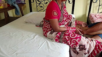 bhabhi changing saree unaware of cam