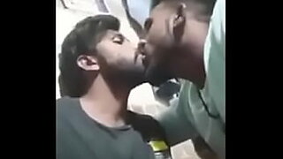 Cuckold kiss wife between sucking bbc