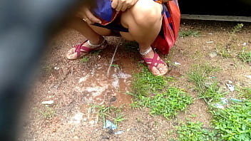 indisn saree aunty outdoor pissing