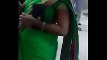 indian aunty remove saree and bath